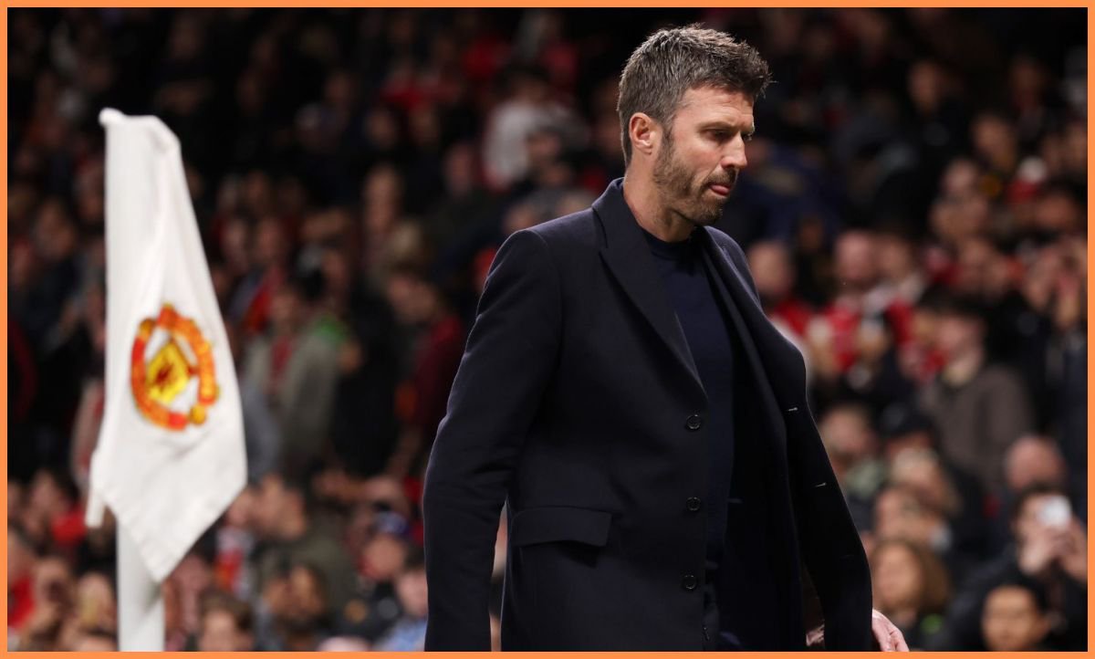 Michael Carrick walks down the tunnel after Man United's defeat vs Leeds
