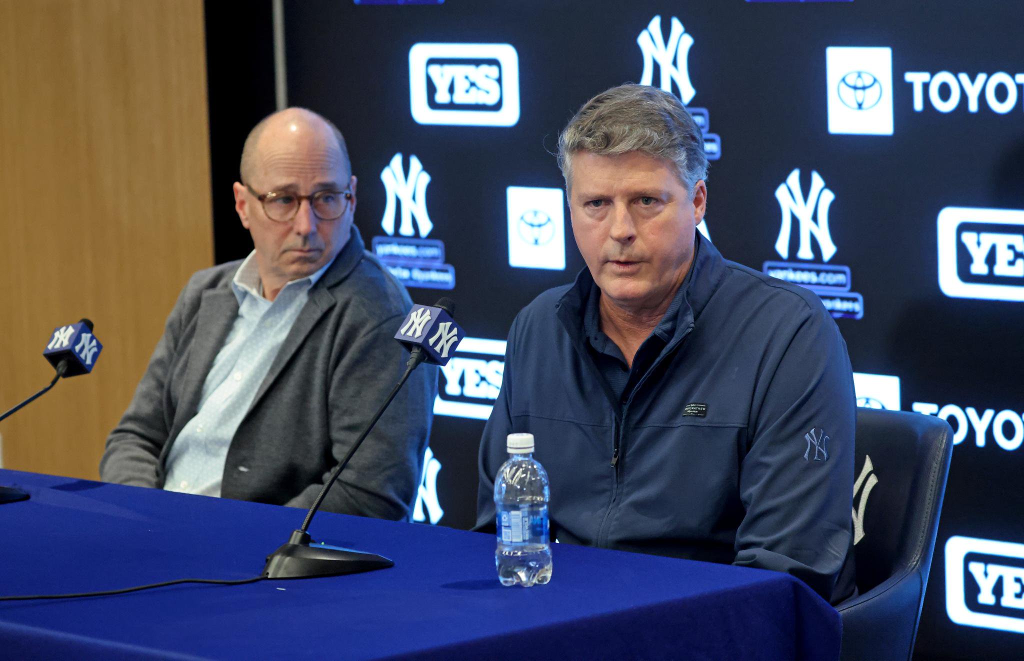 Yankees GM Brian Cashman (l.) and owner Hal Steinbrenner (r.)
