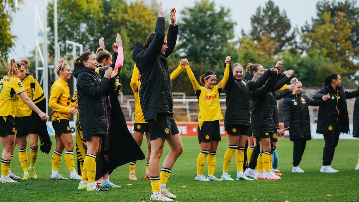Spitzenreiter: Die BVB-Frauen um Lara Schmidt (Mitte) jubeln mit ihren Fans.