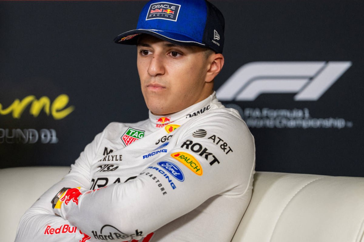 Isack Hadjar baalt flink van pech in Singapore: 'Ik wil gewoon rijden' — Photo: © IMAGO
