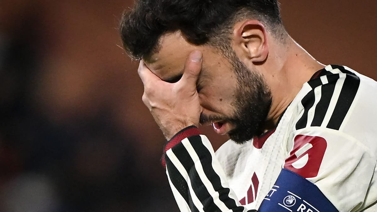 Jamie Carragher Slams Bruno Fernandes Over Man Utd Tactics Criticism