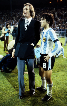 Menotti, who would smoke throughout matches, chats to Argentina captain Daniel Passarella in 1980