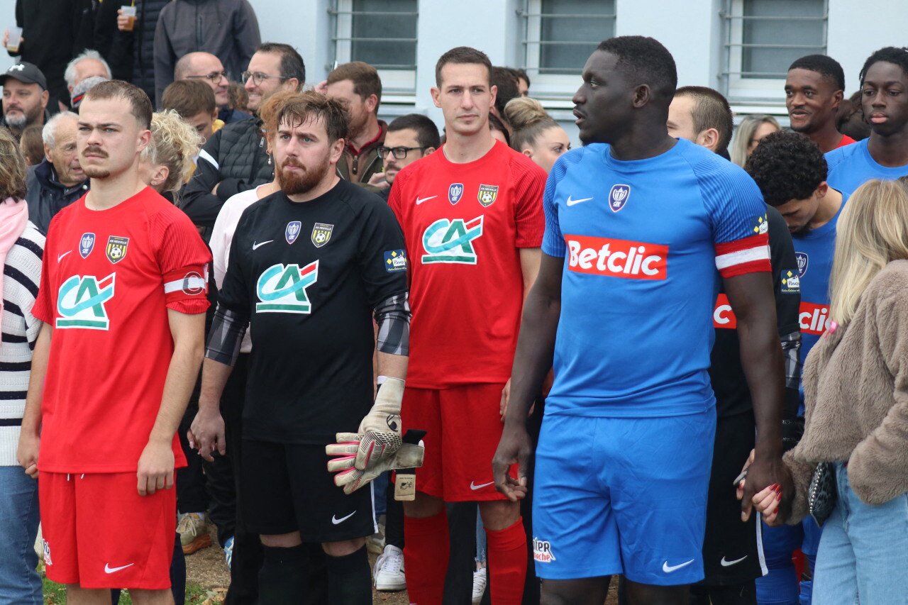 Une sortie de la Coupe de France par la grande porte pour Neuville (en rouge), l'invité surprise du 6ème tour.