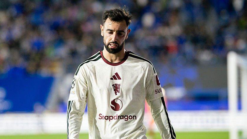 An image of a dejected-looking Bruno Fernandes during Manchester United's game against Como
