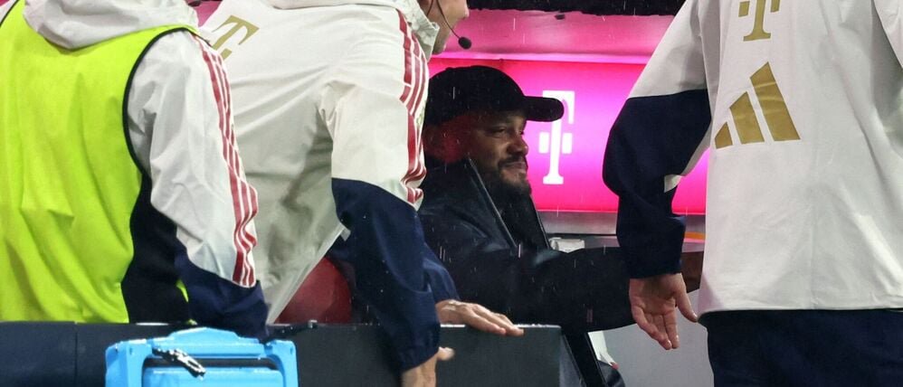 Verfolgte das Spiel seiner Bayern gegen Leipzig im Sitzen: Coach Vincent Kompany.