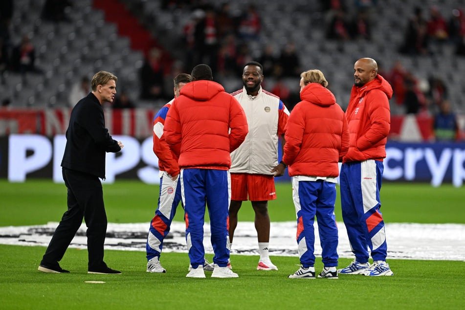 Kurz vor Spielbeginn trat FCB-Chefcoach Vincent Kompany (r.) noch vors DAZN-Mikrofon.