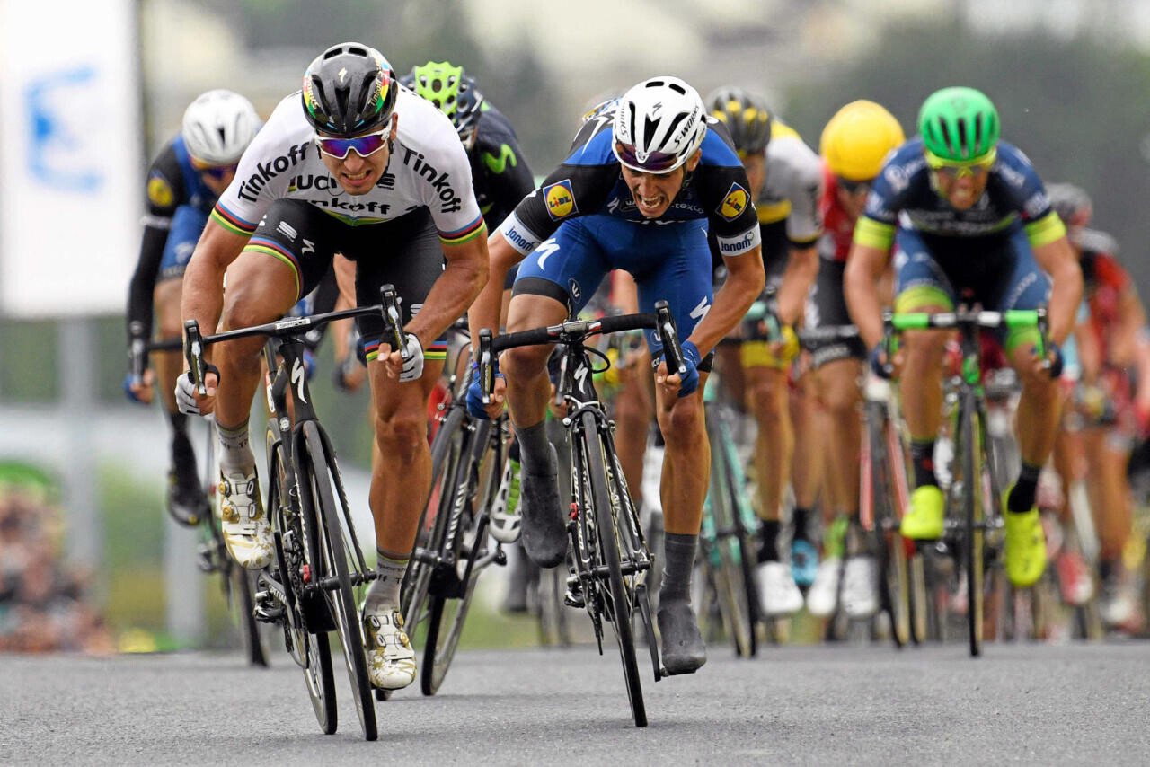 TOPSHOT - Slovakia's Peter Sagan (L) sprints to win ahead of France's Julian Alaphilippe (2ndL) at the end of the 183 km second stage of the 103rd edition of the Tour de France cycling race on July 3, 2016 between Saint-Lo and Cherbourg-en-Cotentin, Normandy. / AFP / LIONEL BONAVENTURE   L'explosion à La Glacerie 2e étape du Tour de France. Au sommet des Rouges-Terres, Julian Alaphilippe s'incline face au champion du monde Peter Sagan mais devance des pointures comme Alejandro Valverde (3e). - TOPSHOTS - sds