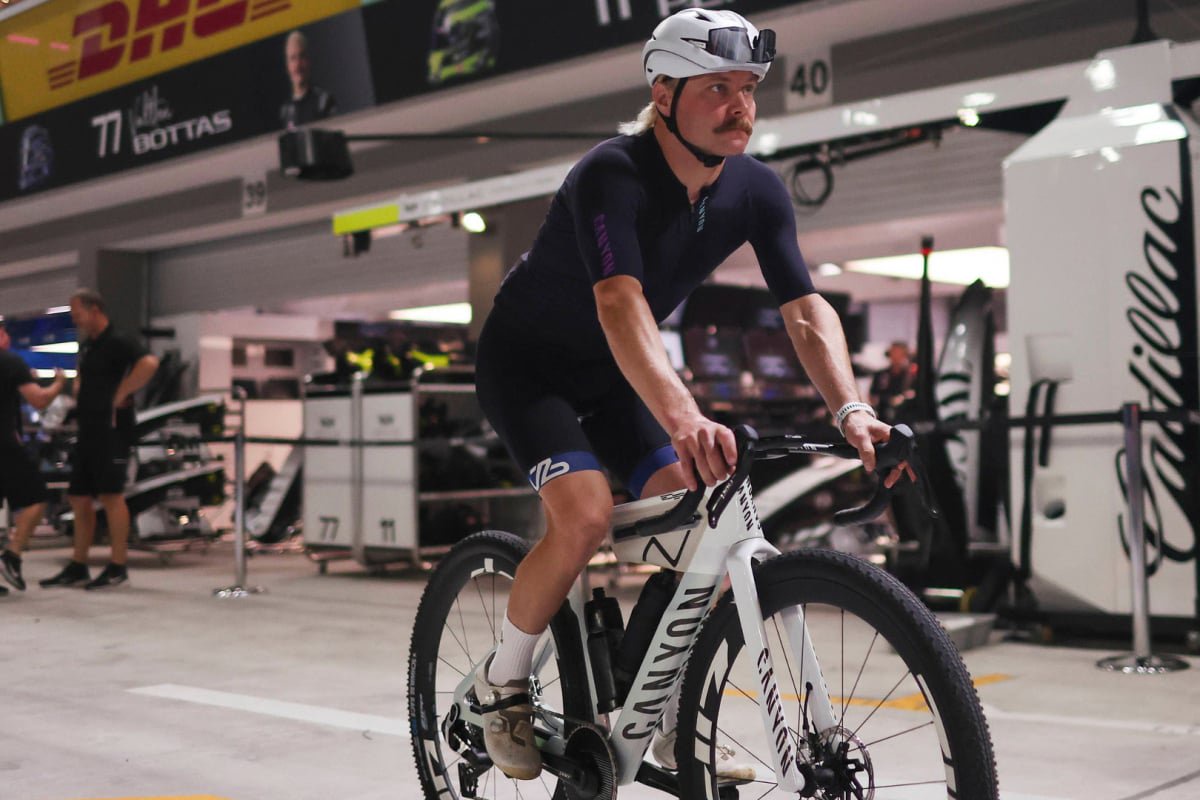 Valtteri Bottas, Cadillac, Bicycle, Bike, Singapore, 2026 — Photo: © IMAGO