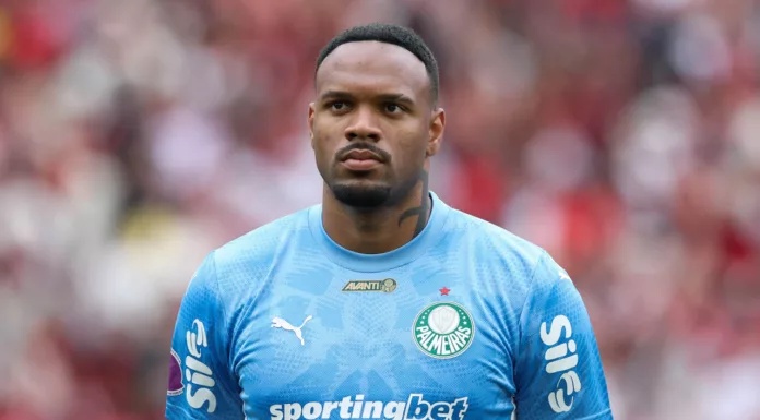 O goleiro Carlos Miguel, da SE Palmeiras, em jogo contra a equipe do CR Flamengo, durante partida válida pela vigésima nona rodada, do Campeonato Brasileiro, Série A, no Estádio do Maracanã. (Foto: Cesar Greco/Palmeiras/by Canon)
