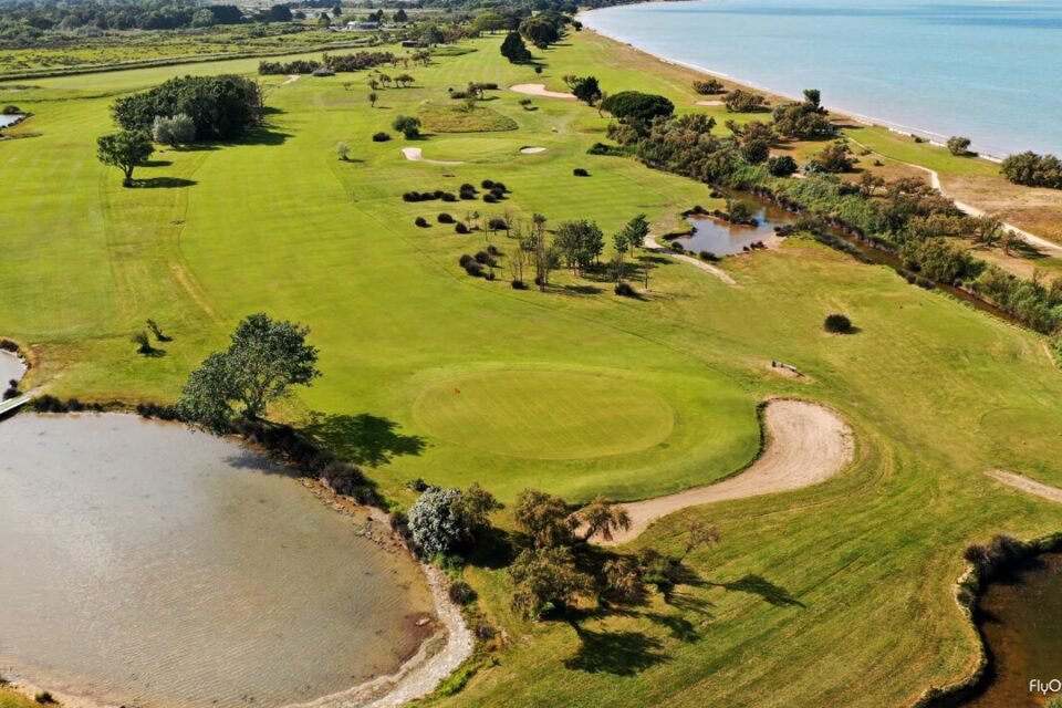 La commune de Saint-Pierre-d'Oléron a tenu à féliciter le golf d'Oléron sur Facebook pour leur classement parmi les meilleurs golf de France.
