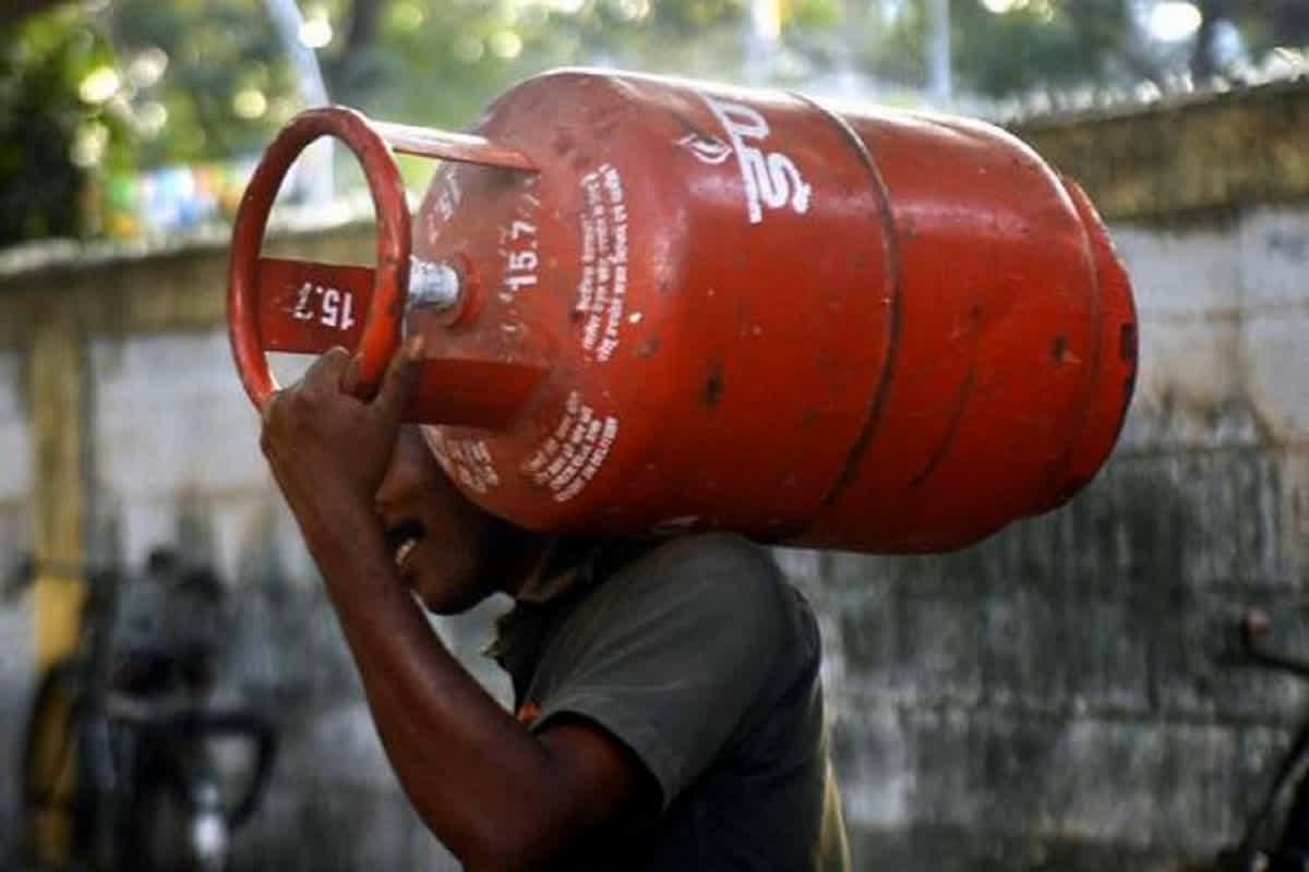 LPG Cylinder Price 04 May 2026: चुनाव परिणाम आते ही गैस सिलेंडर की कीमतों पर बड़ा अपडेट! LPG के नए रेट ने बढ़ाई उपभोक्ताओं की धड़कनें, तुरंत यहां चेक करें नए दाम