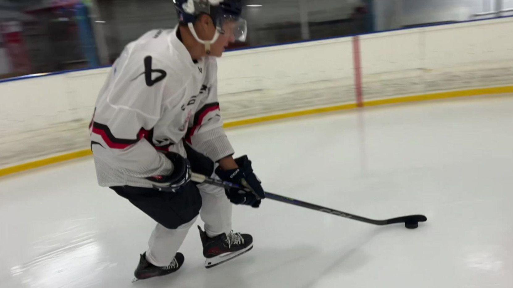Image of an ice hockey player 