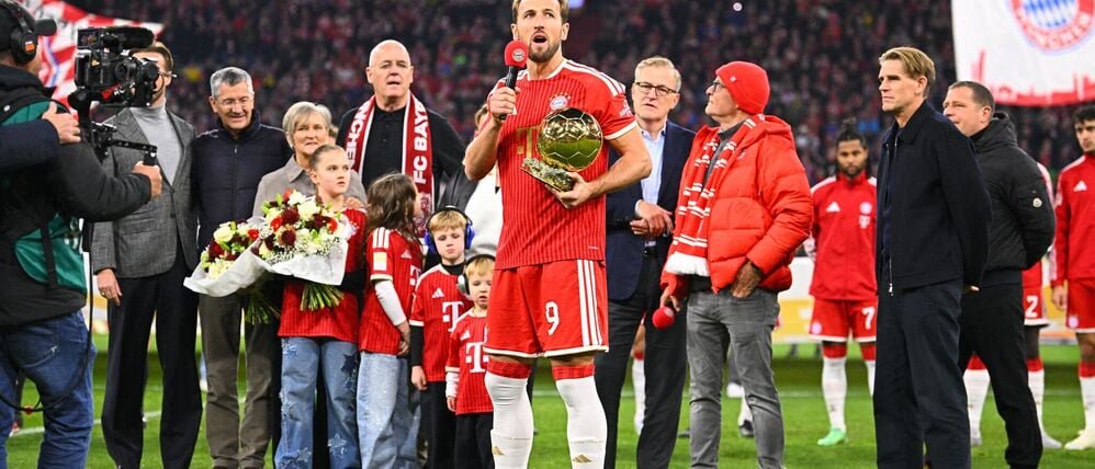 Harry Kane mit dem Ballon d'Or, im Hintergrund seine Familie.