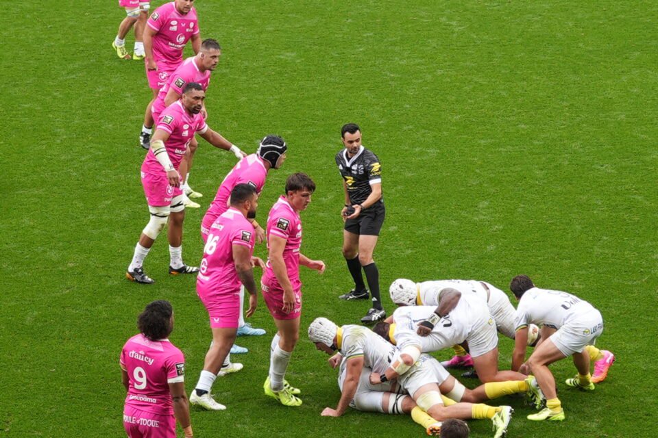 Première victoire de la saison pour le RC Vannes le 24 octobre 2026 en Top 14. Les Bretons battent Clermont sur le fil (27-26). Le RCV reste invaincu avec le maillot rose. Ce dernier sera mis aux enchères pour Octobre Rose.