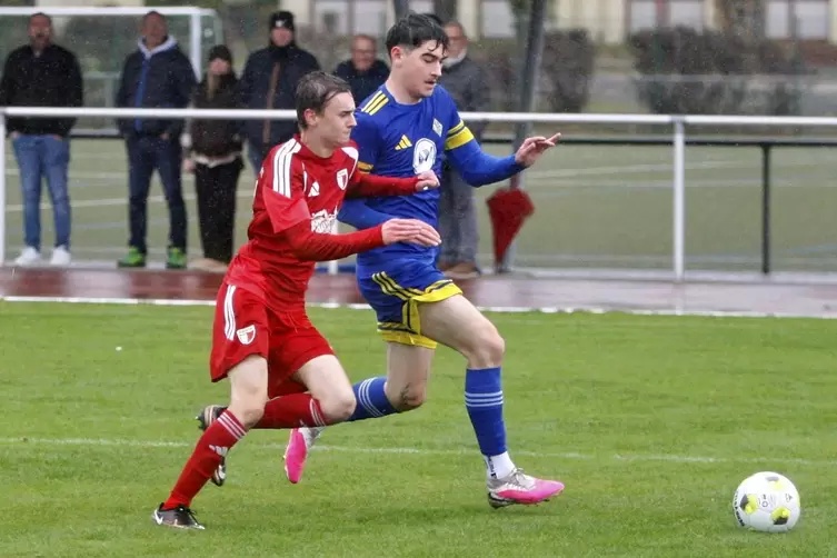  Vorteil VfB: Waldmohrs Silas Carius hat im Laufduell mit dem Contwiger Tim Krieger die Nase vorn. Doch die Punkte nahmen die Gä