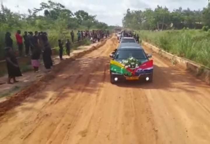 Bad roads at Sir John's Hometown causes stir online during his funeral