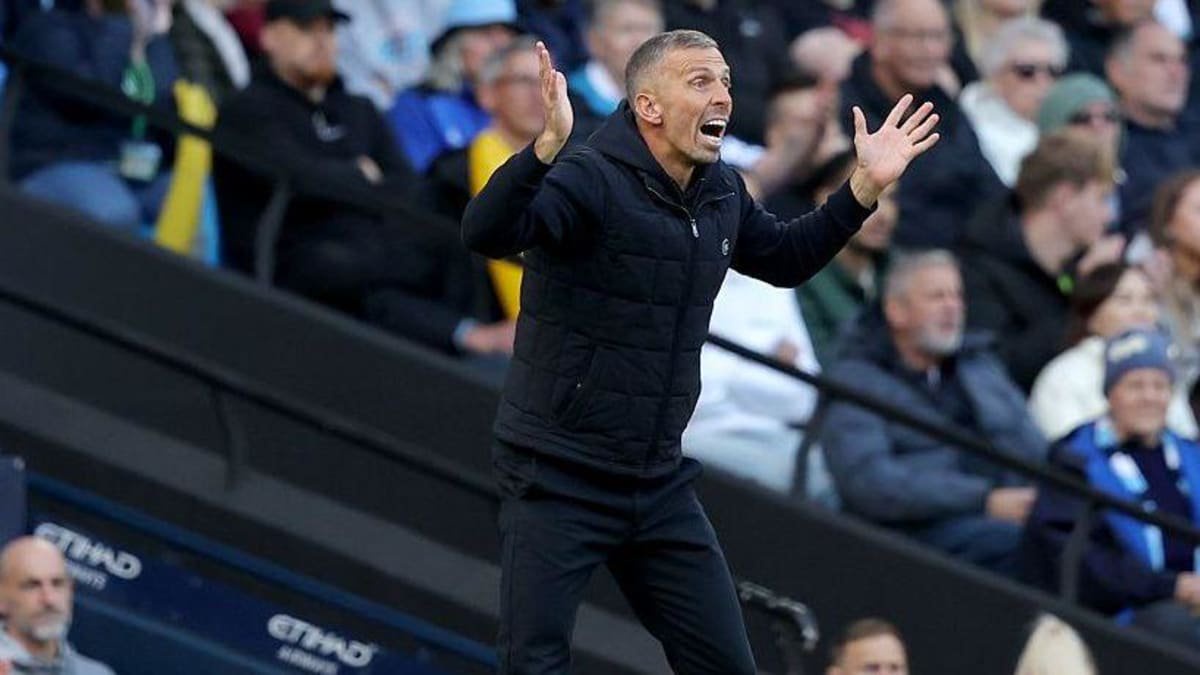 Gary O'Neil, Manager of Ipswich Town reacts
