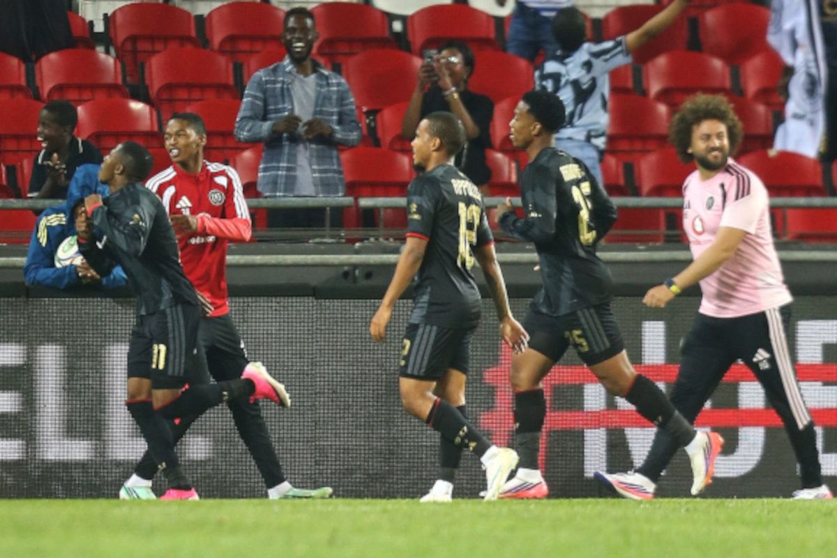Orlando-Pirates-Celebrate-PSL