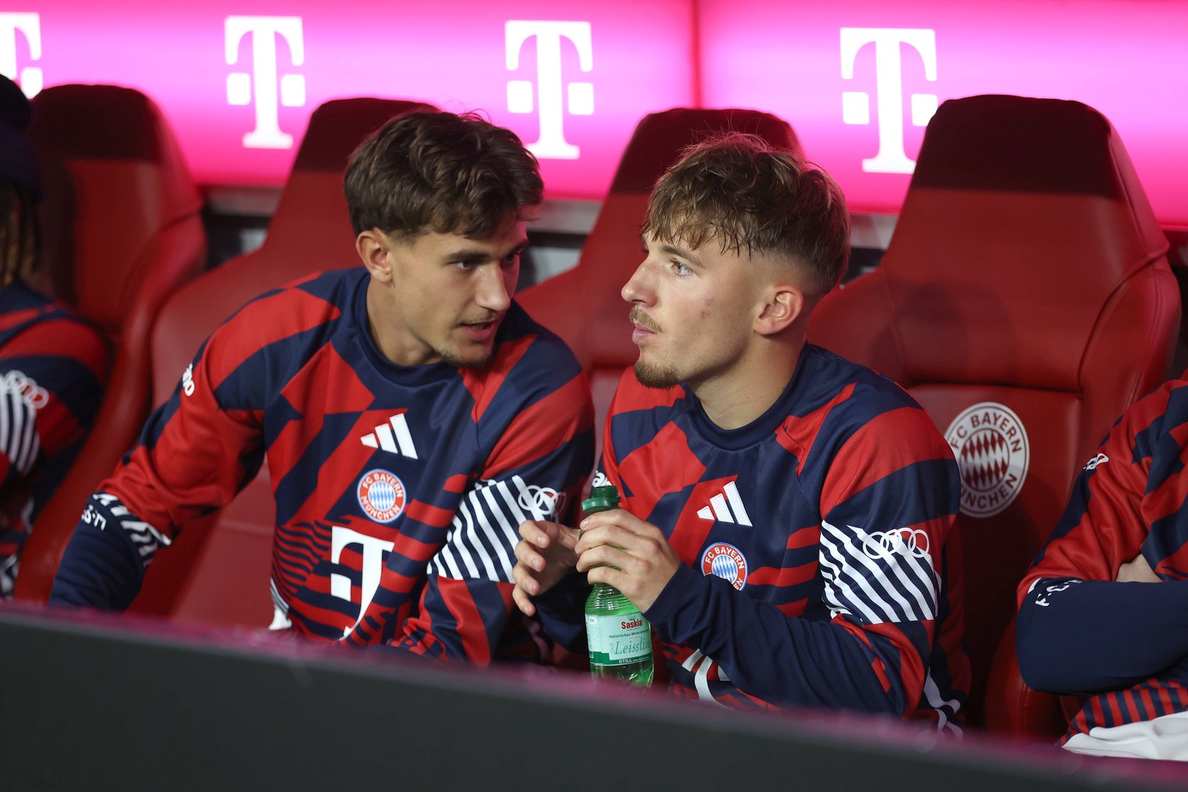 Tom Bischof (l.) und Lennart Karl vom FC Bayern