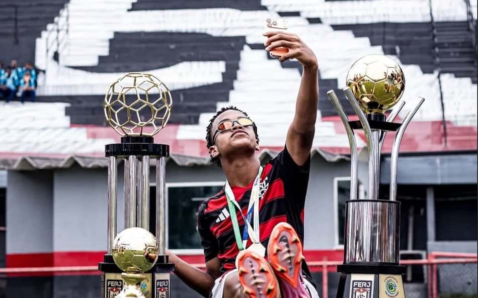 Kauã Pavuna com taças na Gávea, sede do Flamengo