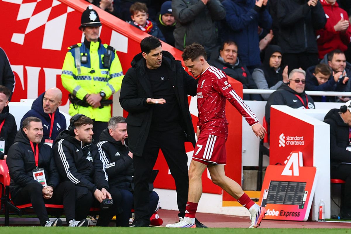 Liverpool's Spanish head coach Andoni Iraola (L) checks on Liverpool's German midfielder #07 Florian Wirtz (R) as he leaves the game having picked up an injury during the English Premier League football match between Liverpool and Brighton and Hove Albion at Anfield in Liverpool, north west England on October 25, 2026. (Photo by Paul Currie / AFP via Getty Images) / RESTRICTED TO EDITORIAL USE. No use with unauthorized audio, video, data, fixture lists, club/league logos or 'live' services. Online in-match use limited to 120 images. An additional 40 images may be used in extra time. No video emulation. Social media in-match use limited to 120 images. An additional 40 images may be used in extra time. No use in betting publications, games or single club/league/player publications. / 