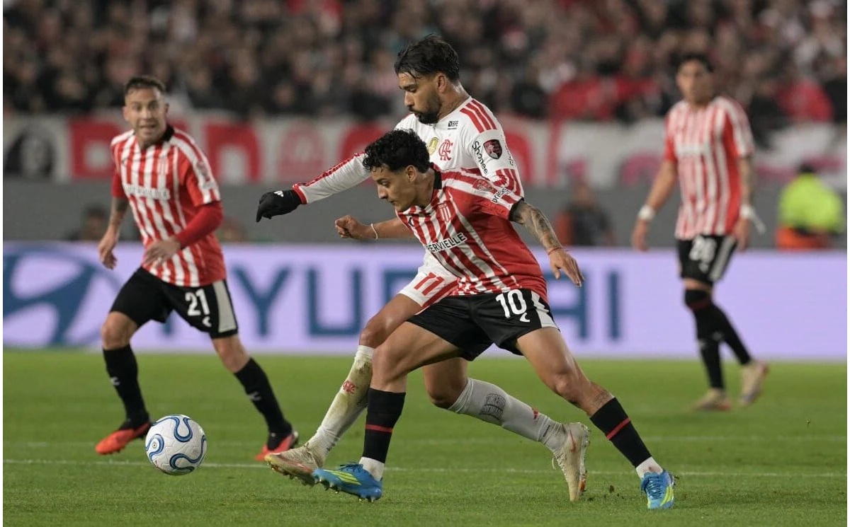 Lucas Paquetá em ação durante Estudiantes e Flamengo, pela Libertadores (Foto: JUAN MABROMATA / AFP)