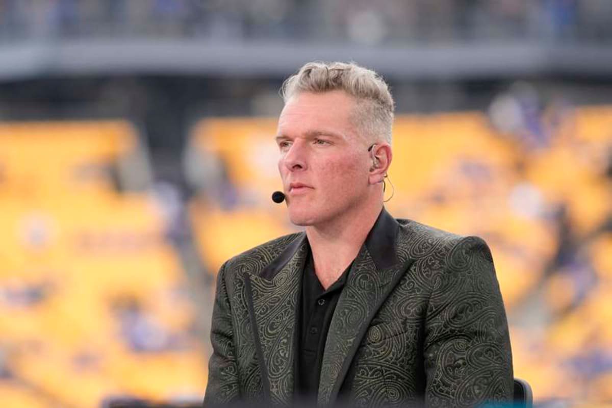 November 15, 2025, Pittsburgh, Pennsylvania, USA: November 15, 2025: Pat McAfee on ESPN College Game Day during the University of Pittsburgh Panthers vs. Notre Dame Fighting Irish at Acrisure Stadium in Pittsburgh PA. Brook Ward / Apparent Media Group Pittsburgh USA – ZUMAa234 20251115_zsa_a234_326 Copyright: xAMGx ©IMAGO/ZUMA Press Wire