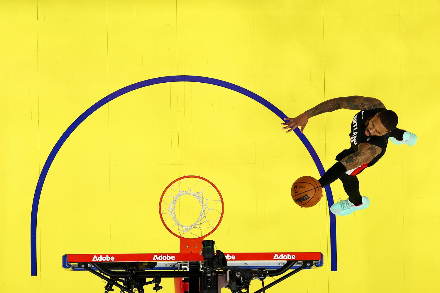 Damian Lillard of the Portland Trail Blazers goes up for a layup against the Golden State Warriors  (Ezra Shaw / Getty)