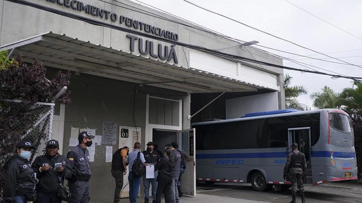 Jail officials and security forces gather outside a jail that suffered a deadly fire in Tulua.