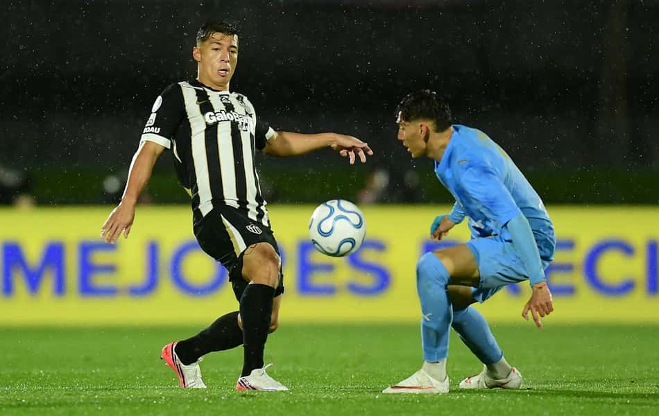 Alan Franco e Esteban Obregon disputam a bola no duelo entre Atlético e City Torque pela Sul-Americana