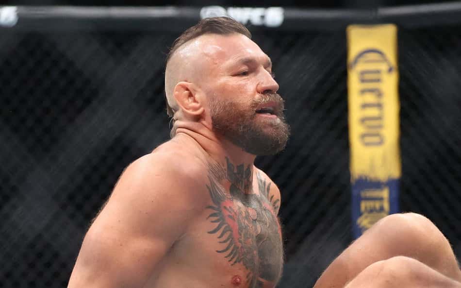 Conor McGregor dentro do octógono, em luta contra Max Holloway no UFC 329
