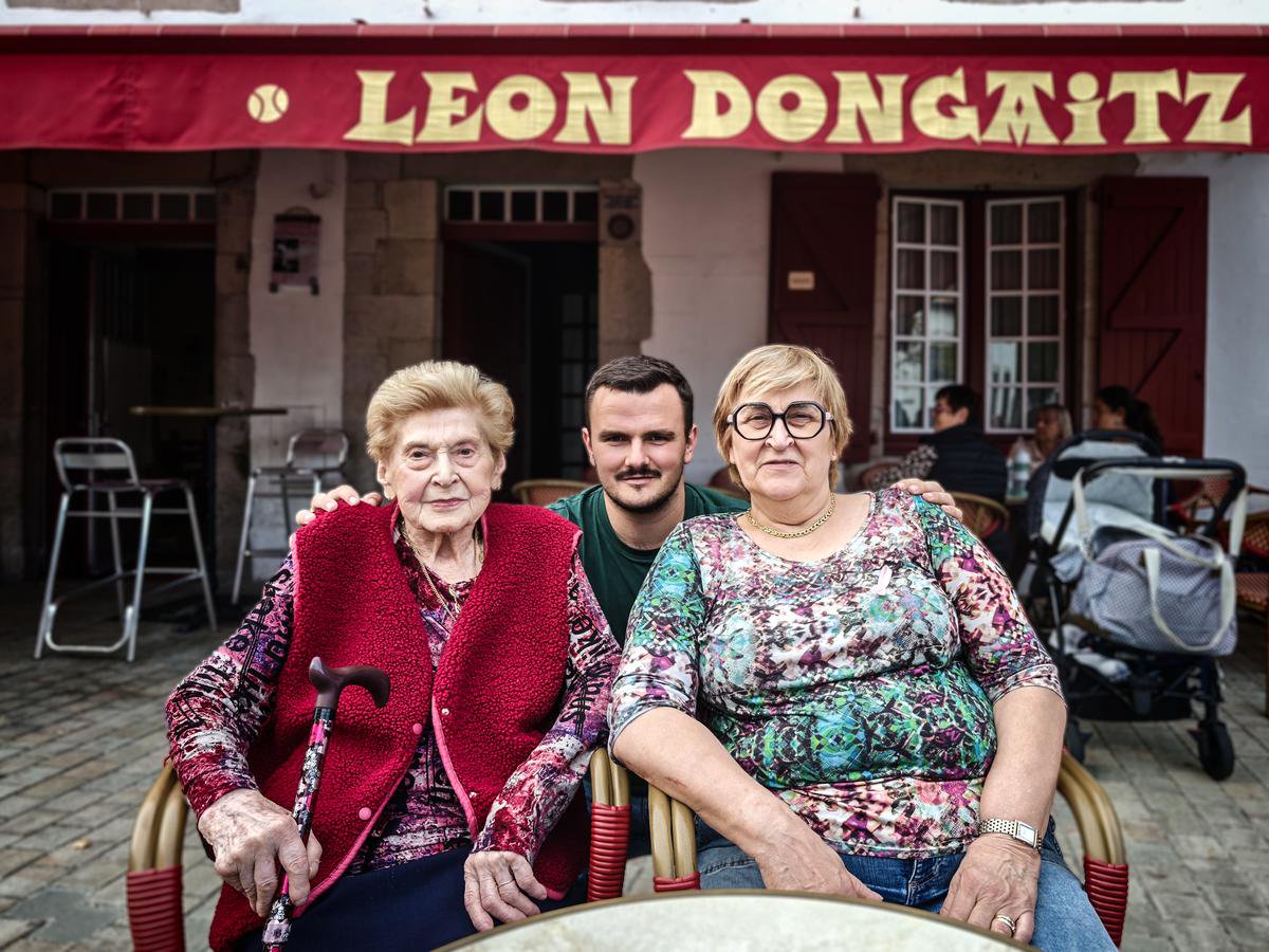 Trois générations ont tenu le trinquet urruñar, acheté par Léon Sorçabal dit « Dongaitz » en 1920. La quatrième se prépare.
