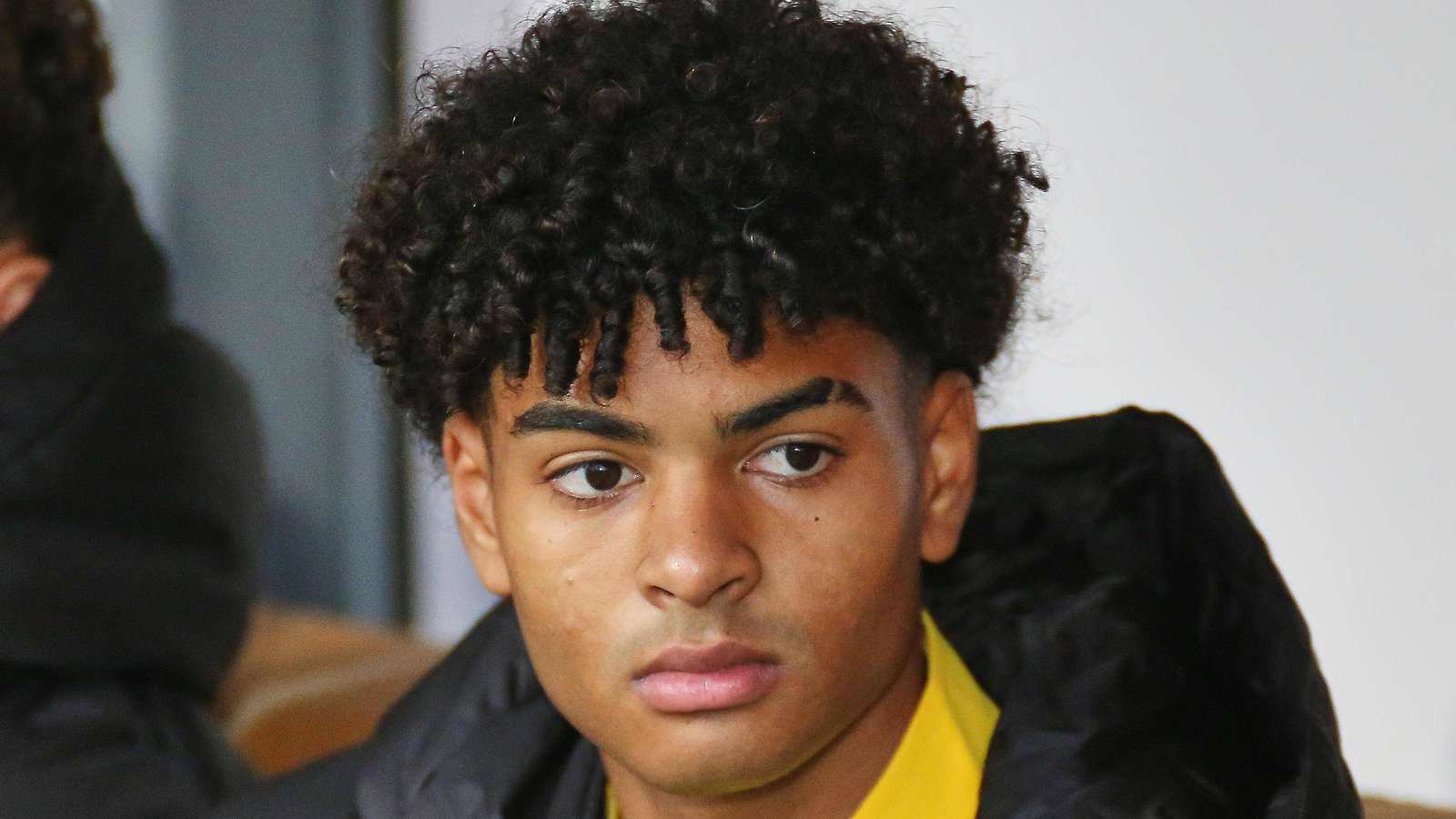 BVB-Talent Mathis Albert schaut zur Seite.