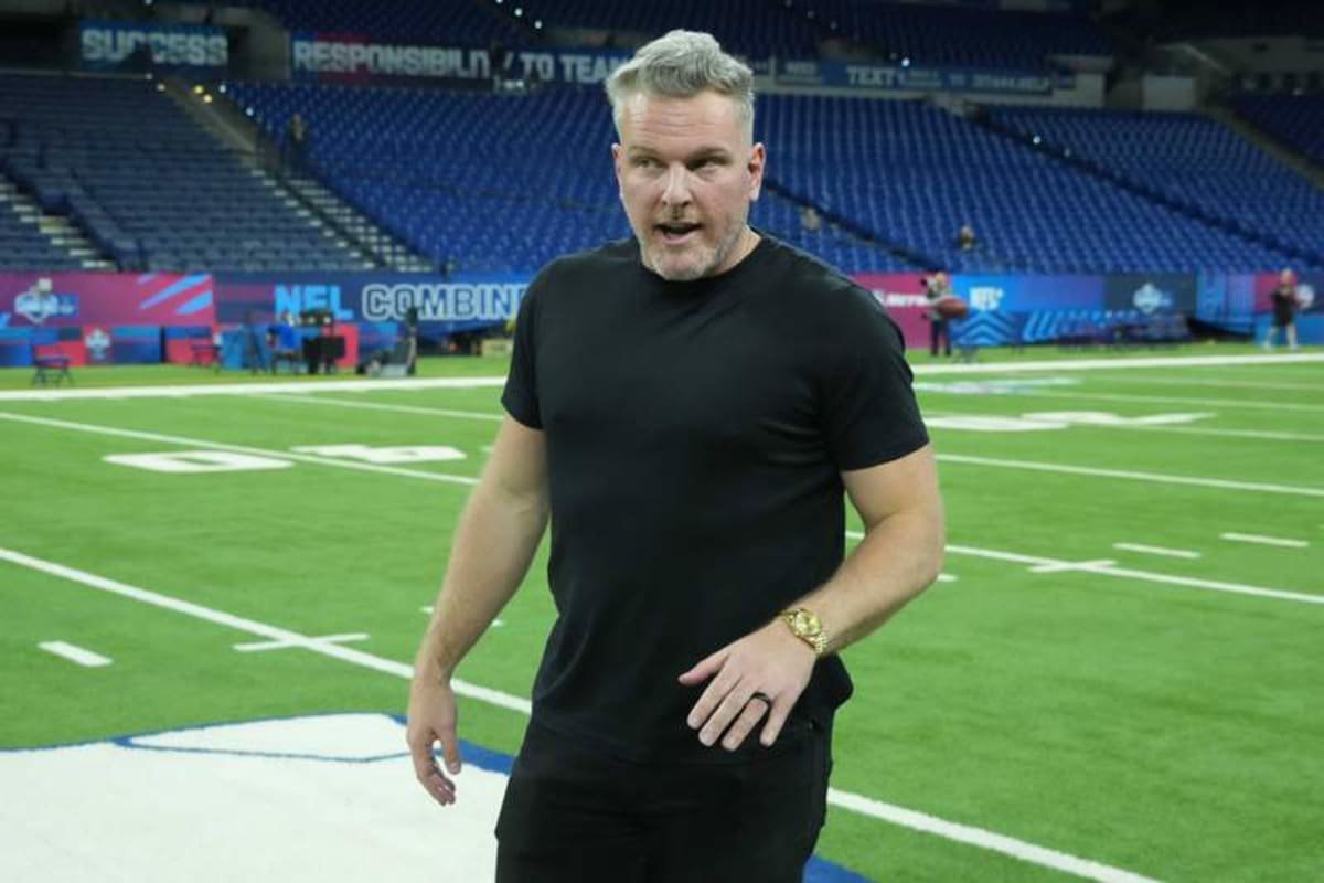 NFL, American Football Herren, USA Scouting Combine Feb 27, 2025 Indianapolis, IN, USA Pat McAfee watches during workouts at the 2025 NFL Scouting Combine at Lucas Oil Stadium. Indianapolis Lucas Oil Stadium Indiana United States, EDITORIAL USE ONLY PUBLICATIONxINxGERxSUIxAUTxONLY Copyright: xKirbyxLeex 20250226_cec_al2_211 ©IMAGO/Imagn Images