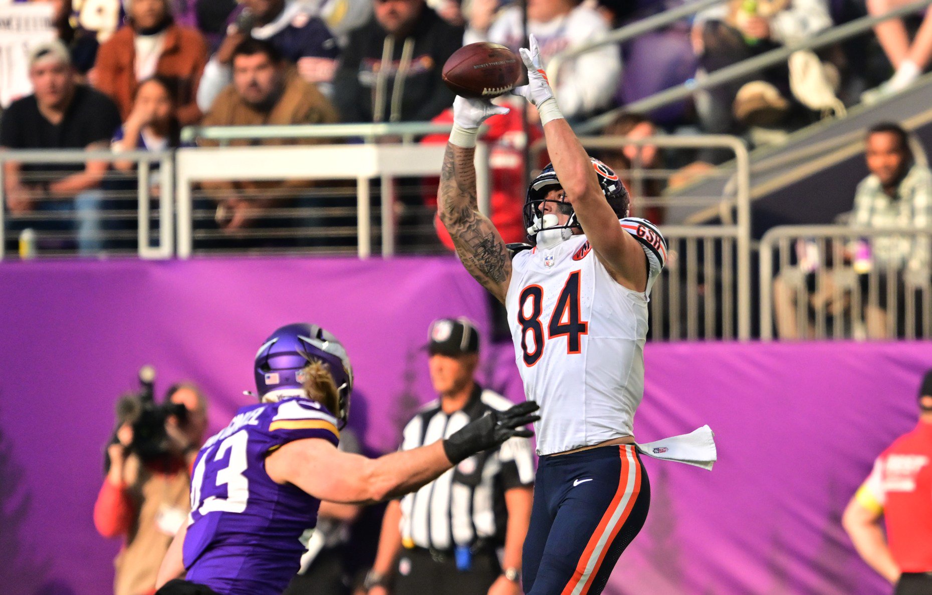 Chicago Bears tight end Colston Loveland (84) catches a pass in front of Minnesota Vikings linebacker Andrew Van Ginkel (43) in the second quarter of an NFL football game at U.S. Bank Stadium in Minneapolis on Sunday, Nov. 16, 2025. (John Autey / Pioneer Press)