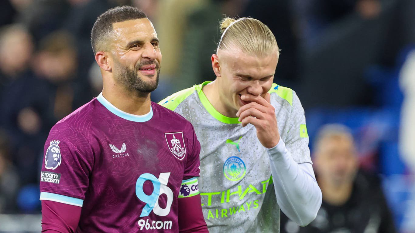 Kyle Walker (l.) im Gespräch mit Erling Haaland (r.): Die beiden standen einst gemeinsam für Manchester City auf dem Platz.