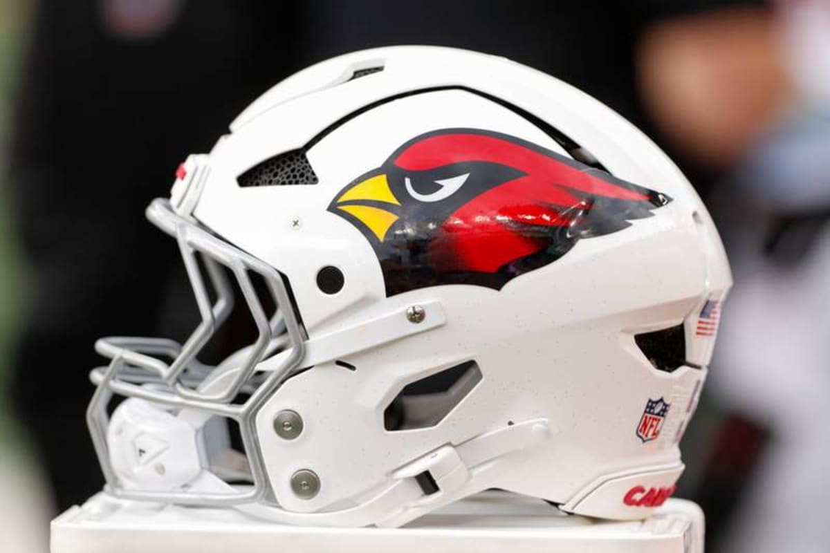 CINCINNATI, OH – DECEMBER 28: An Arizona Cardinals helmet sits on the sideline during the game against the Arizona Cardinals and the Cincinnati Bengals on December 28, 2025, at Paycor Stadium in Cincinnati, OH. Photo by Ian Johnson/Icon Sportswire NFL, American Football Herren, USA DEC 28 Cardinals at Bengals EDITORIAL USE ONLY Icon251228124 ©IMAGO/Icon Sportswire