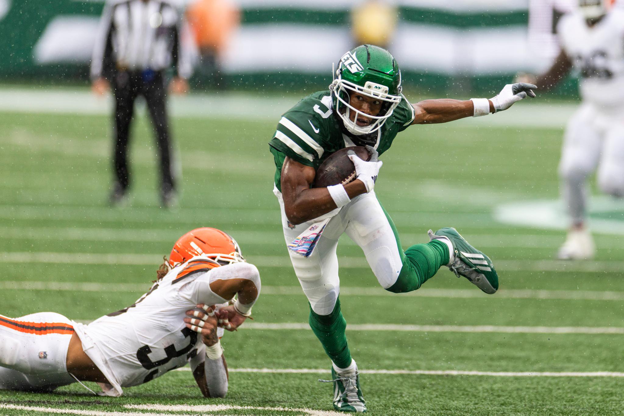 New York Jets wide receiver Garrett Wilson (5) breaks away from Cleveland Browns safety Ronnie Hickman (33) and runs the ball for a touchdown.