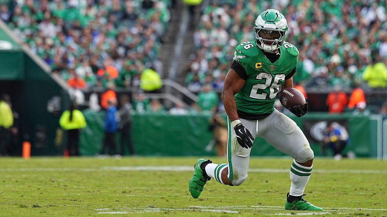 Saquon Barkley running with the ball against the New York Giants