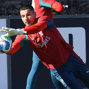 Ricardo Velho: o guardião de 28 anos é titular absoluto nos gregos do Aris, com 11 golos sofridos em sete jogos. Esteve no Mundial ao serviço da Seleção