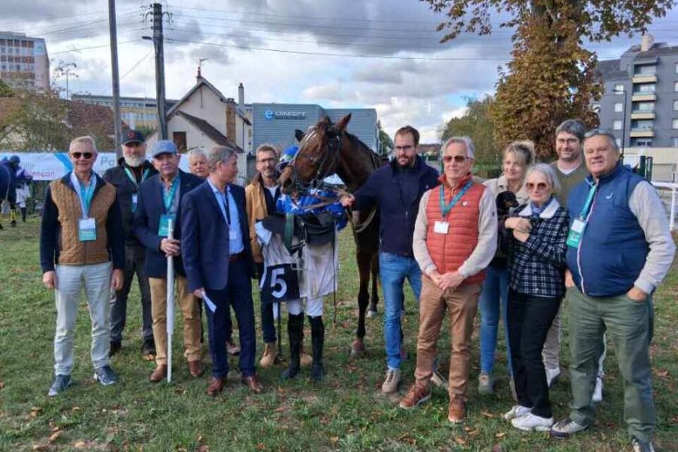 Une partie des bénévoles lors de la remise de leur prix au gagnant de la course