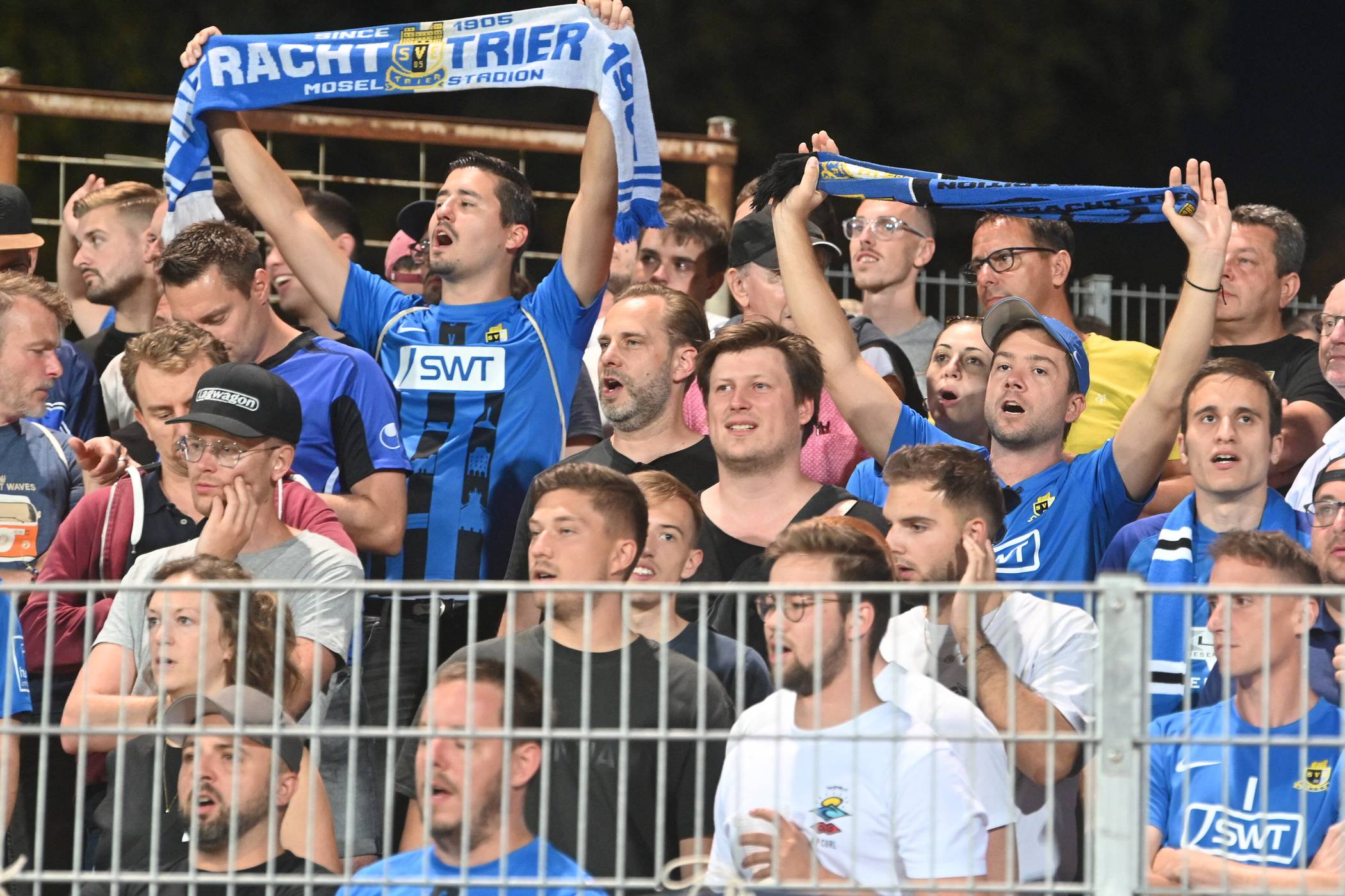  Begeisterte Fans des Fußball-Regionalligisten Eintracht Trier.  