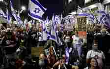 Anti-government protesters march to Prime Minister Benjamin Netanyahu's house in Jerusalem, July 4, 2024. (Yonatan Sindel/Flash90)