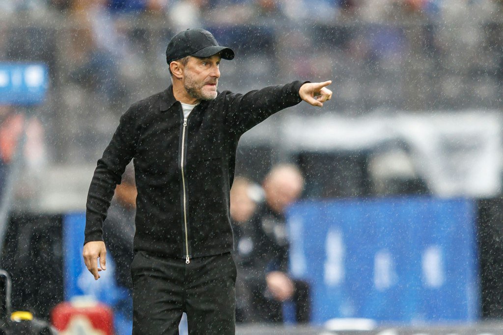 Trainer Stefan Leitl (Hertha BSC) steht gestikulierend am Spielfeldrand.
