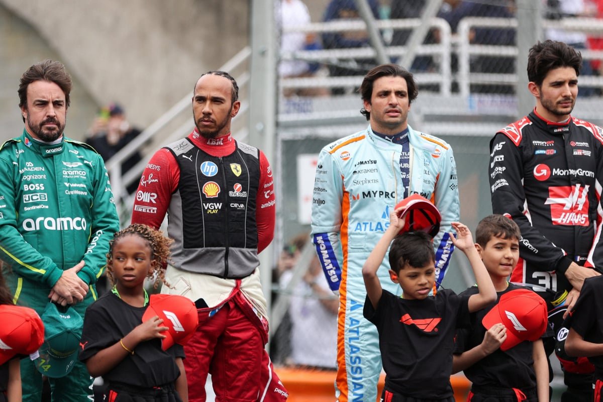 Alonso, Hamilton, Sainz and Ocon stood alongside one another in F1 race suits before 2025 Brazilian GP — Photo: © IMAGO