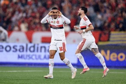 Flamengo goleia o Vasco, amplia vantagem e se isola na liderança do Brasileirão