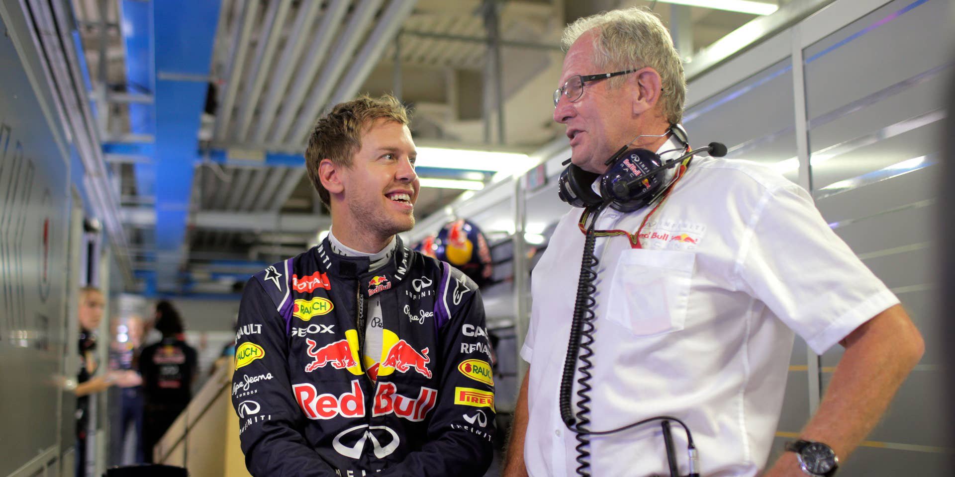 Sebastian Vettel spricht mit Helmut Marko in der Red Bull Box beim Formel-1-Rennen in Monza 2014.
