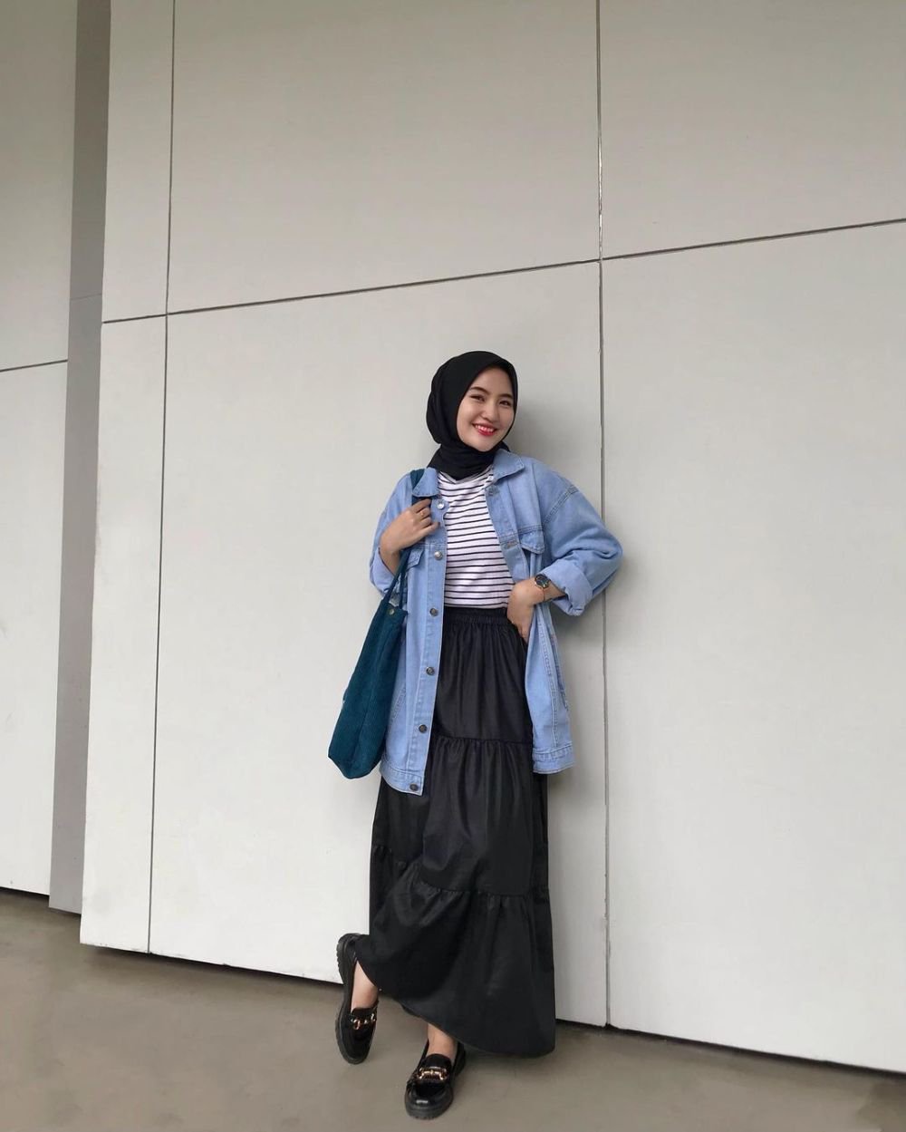 9 Padu Padan Outfit Hitam ala Intan Ghazella, Tetap Girly!