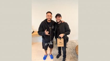 Neymar recebe brinco de ouro 18K com diamantes