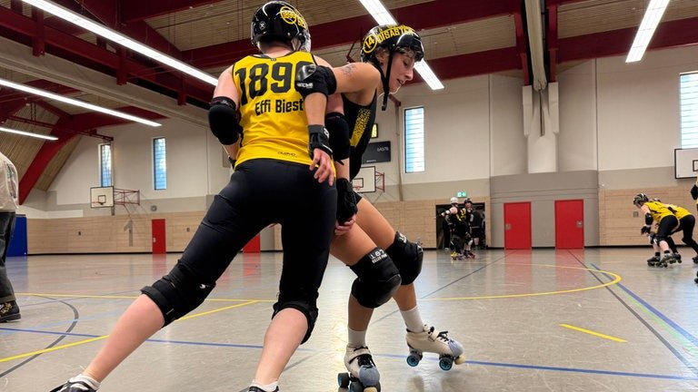 Das Karlsruher Roller Derby-Team "RocKArollers" spielt den Sport auf Bundesliga Niveau.